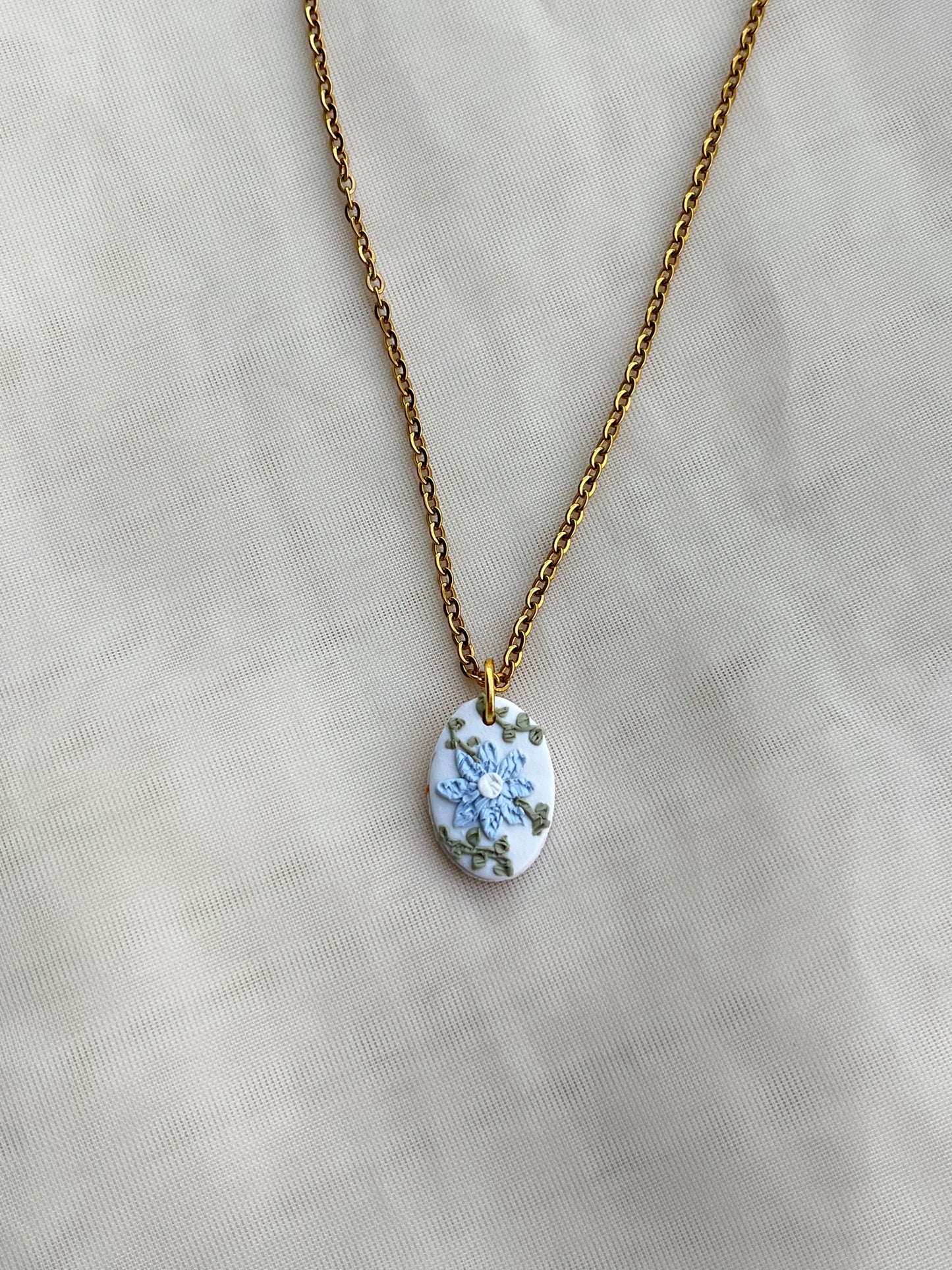 Flower pendant necklace