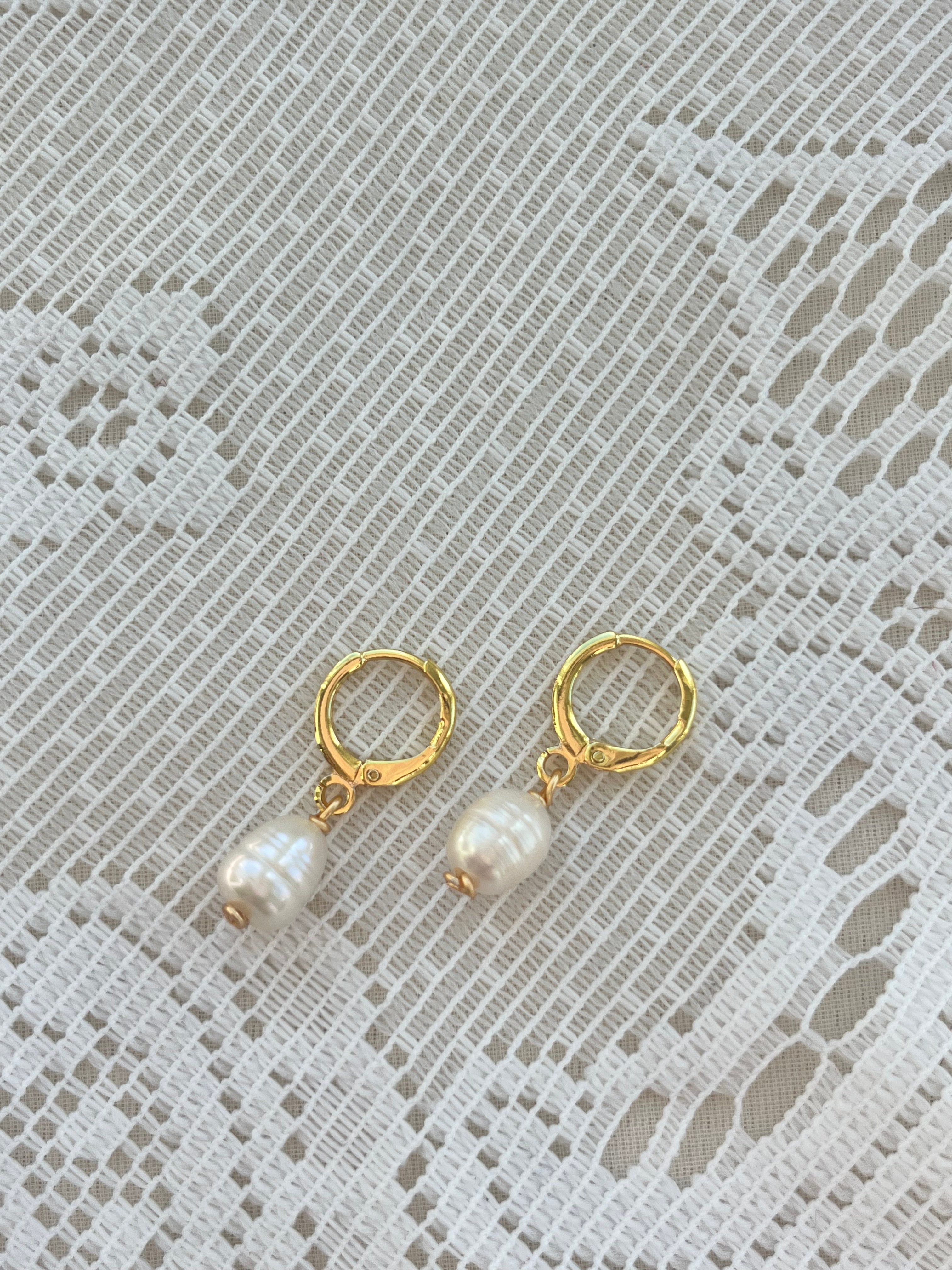 Pearly girl earrings in Gold